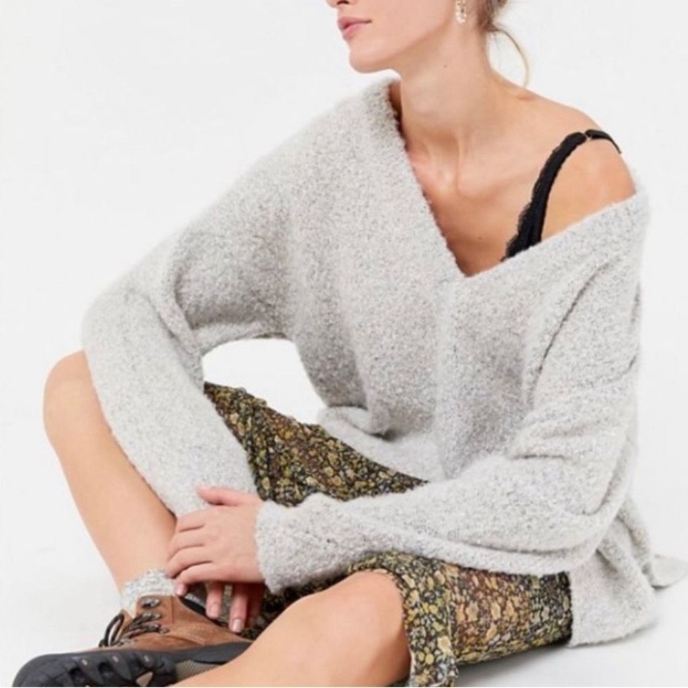 Urban Outfitters Rosie Cozy V-Neck Pullover Side Vent Sweater x small